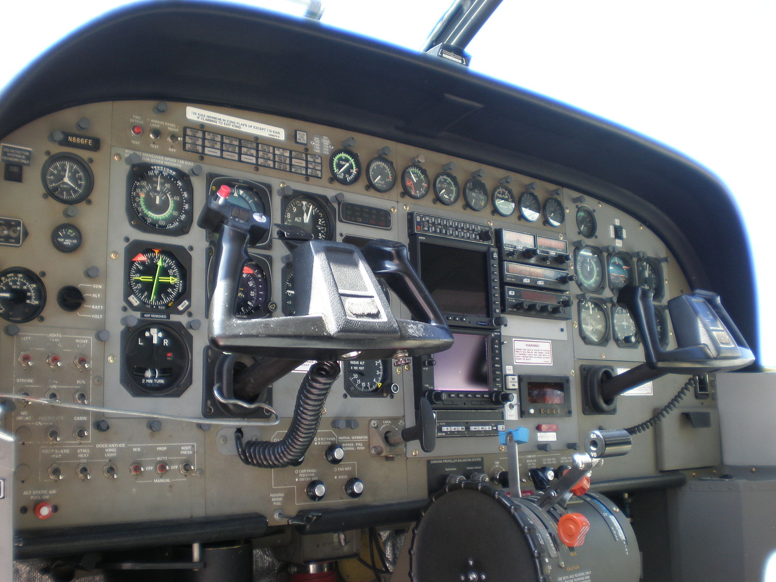 1600px-FedEx_Cessna_208B_Grand_Caravan_cockpit.JPG