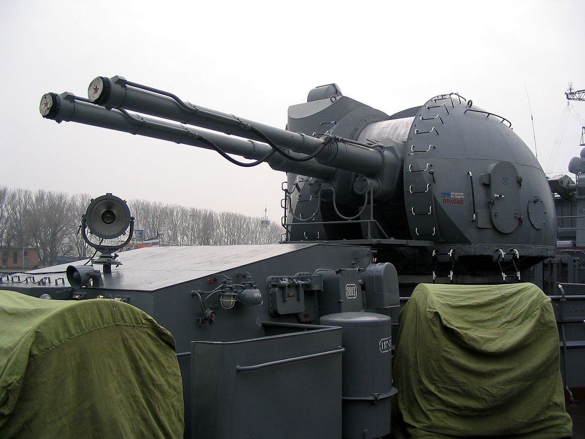 1200px-AK-130_on_destroyer_%C2%ABNastoychivyy%C2%BB_in_Baltiysk%2C_2008_%281%29.jpg