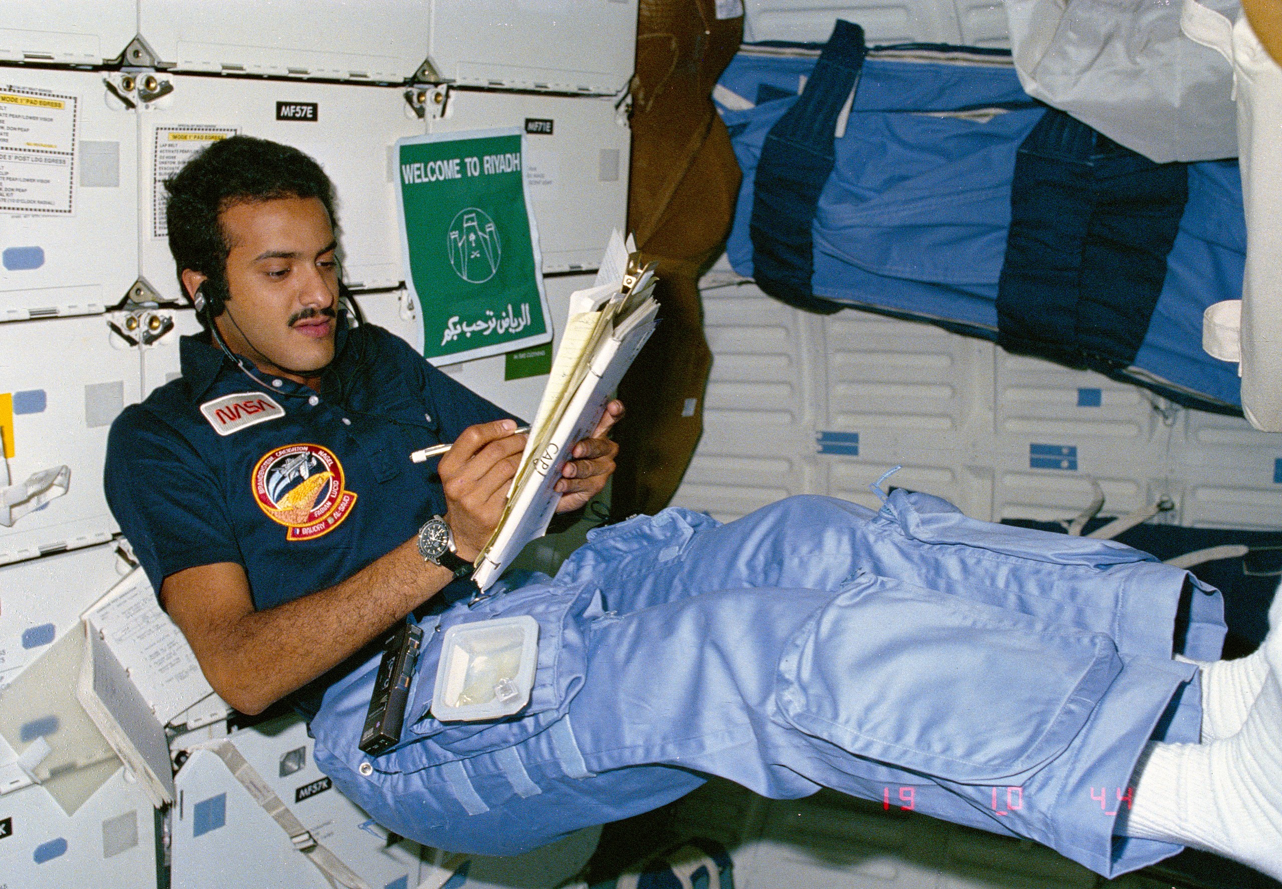 2560px-Sultan_bin_Salman_bin_Abdulaziz_Al_Saud_logging_notes_STS-51-G.jpg
