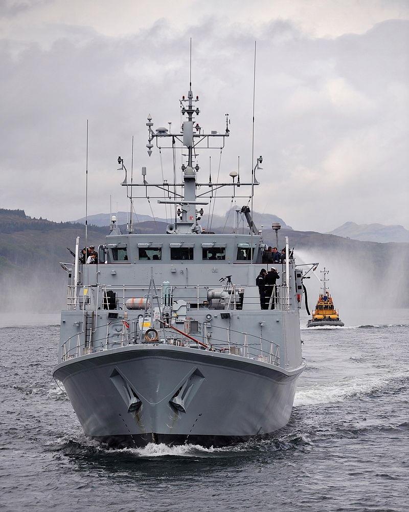800px-Sandown_Class_Mine_Hunter_HMS_Ramsey_Departs_HMNB_Clyde_for_the_Middle_East_MOD_45152718.jpg