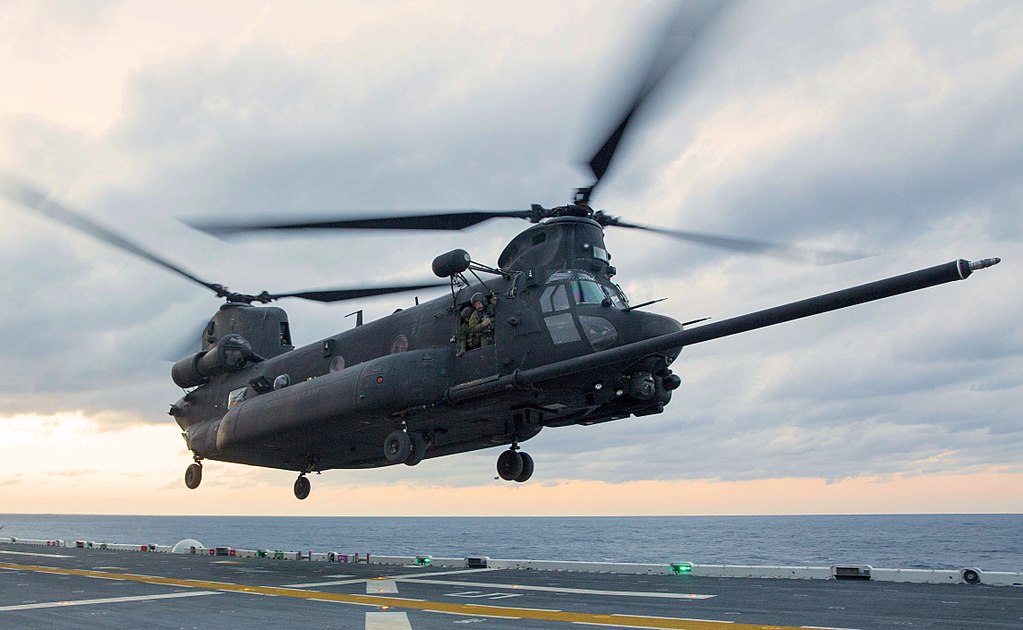 1024px-MH-47E_Chinook_lands_on_the_flight_deck_of_the_USS_Kearsarge.jpg