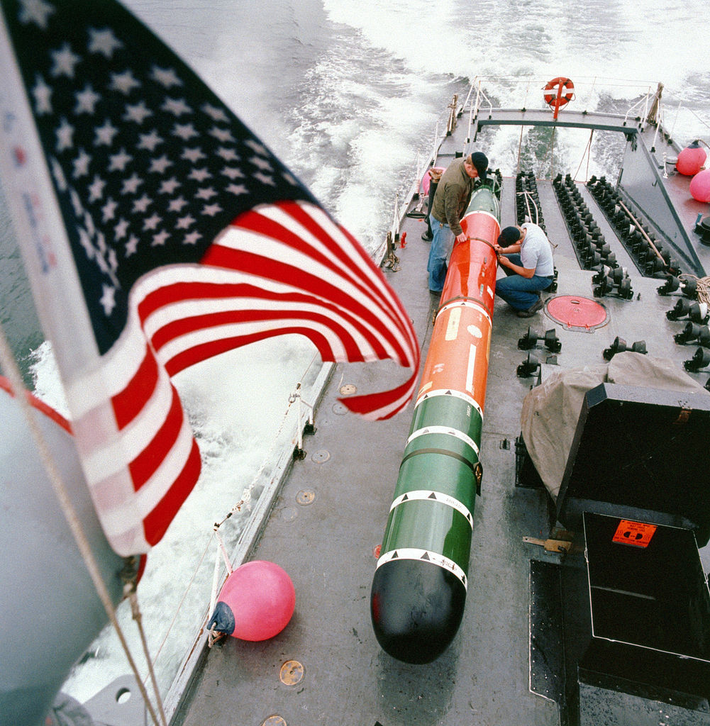 1001px-Mk_48_torpedo_on_retriever_boat_1982.JPEG