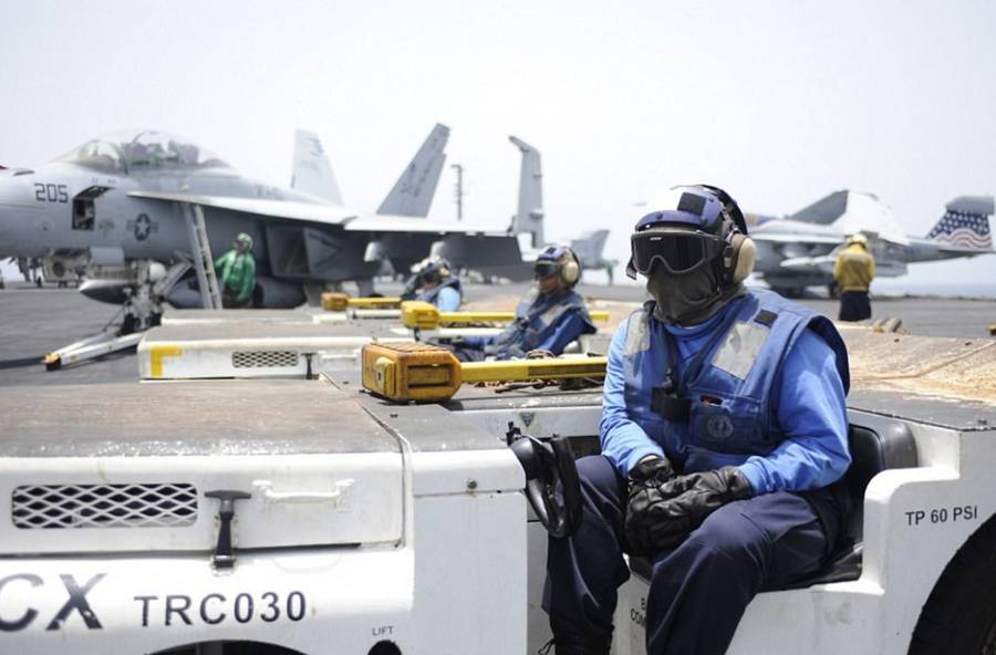 What-the-color-coded-uniforms-of-US-Aircraft-Carrier-Crews-mean-6.jpg