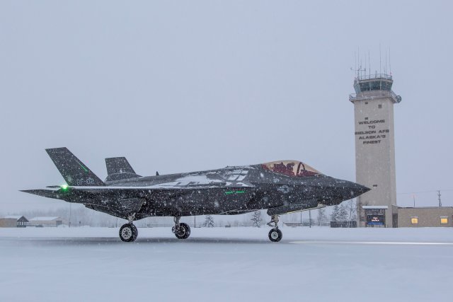 F_35A_Icy_Runway_Testing_for_Norwegian_Drag_Chute_Underway_in_Alaska_640_001.jpg