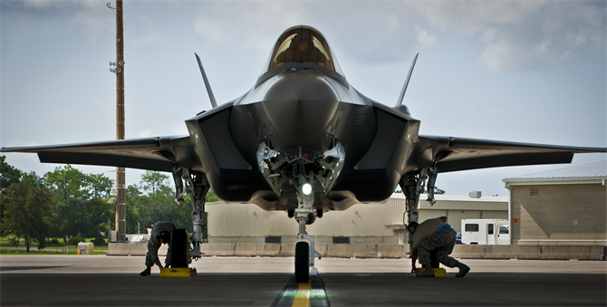 F-35A_maintainers.png