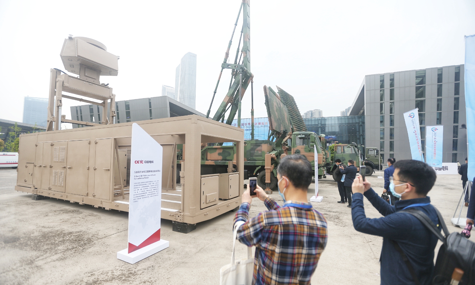 يُعرض رادار للمراقبة على ارتفاع منخفض S-band 3D TWA طورته شركة China Electronics Technology Group Co في معرض الرادار العالمي التاسع في نانجينغ بمقاطعة جيانغسو شرق الصين في 23 أبريل 2021. الصورة: Cui Meng / GT