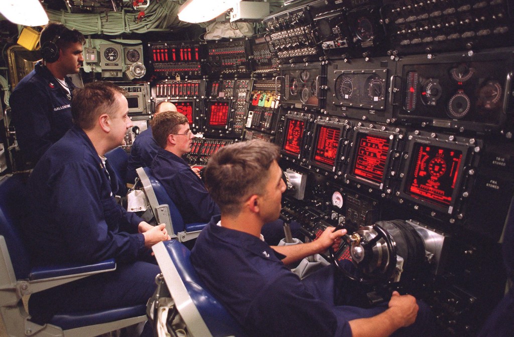 صورة نشرتها البحرية الأميركية تظهر عمل طاقم الغواصة النووية الأميركية يو إس إس سي وولف (أ ف ب).jpg