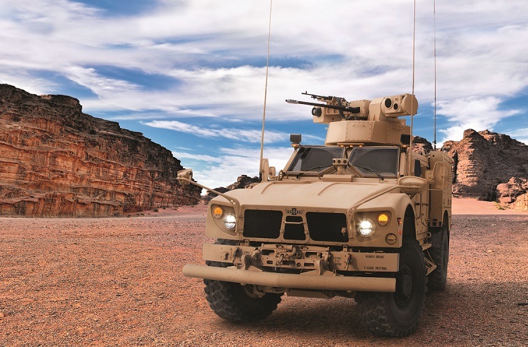 مركبة هجومية M-ATV في الصحراء.