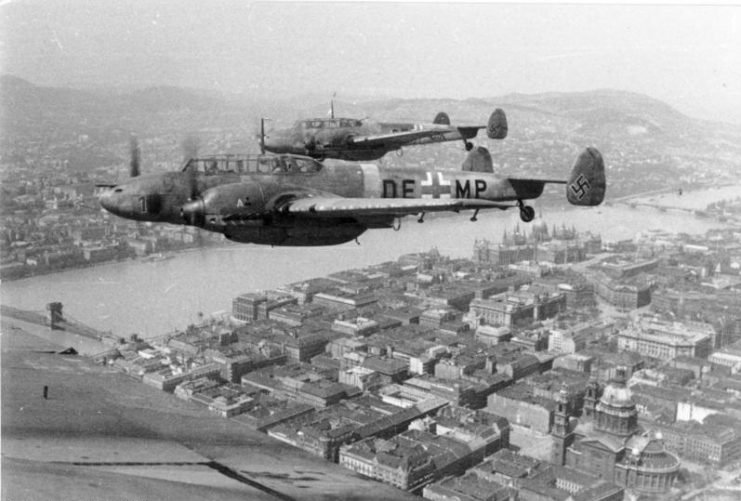 bf-110s-in-flight-above-budapest-1944-bundesarchiv-bild-101i-669-7340-27-blaschka-cc-by-sa-3-0-741x501.jpg