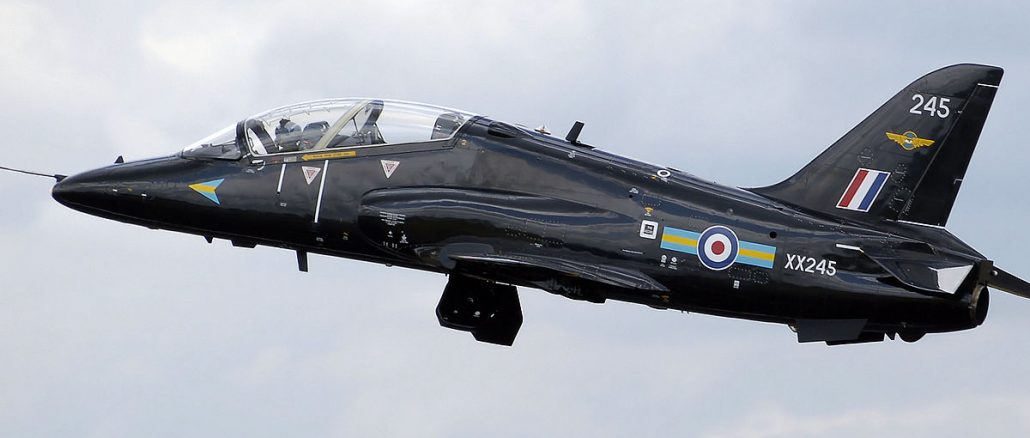 1200px-Bae_hawk_t1_xx245_inflight_arp