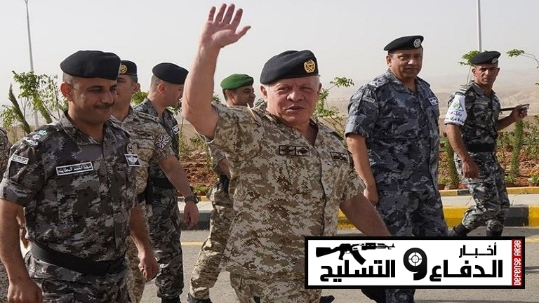 ملك الأردن يشارك القوات المسلحة بالقفز المظلي