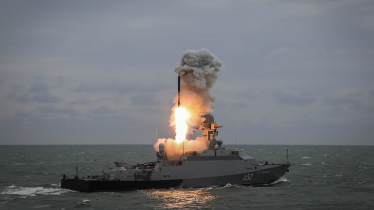الأسطول الروسي يزود بصواريخ “كاليبر” المجنحة