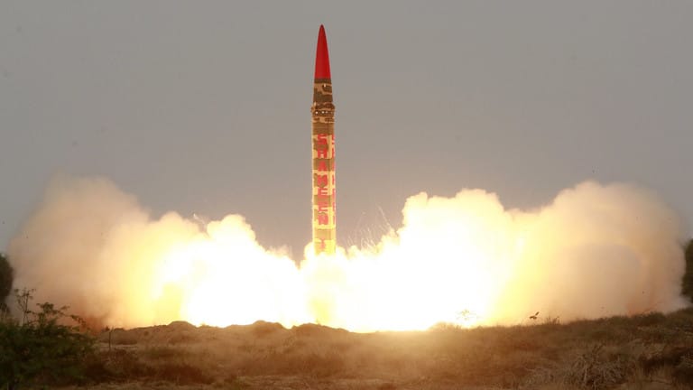 باكستان تنجح بإطلاق صاروخ بالستي يمكنه حمل رؤوس نووية ..فيديو