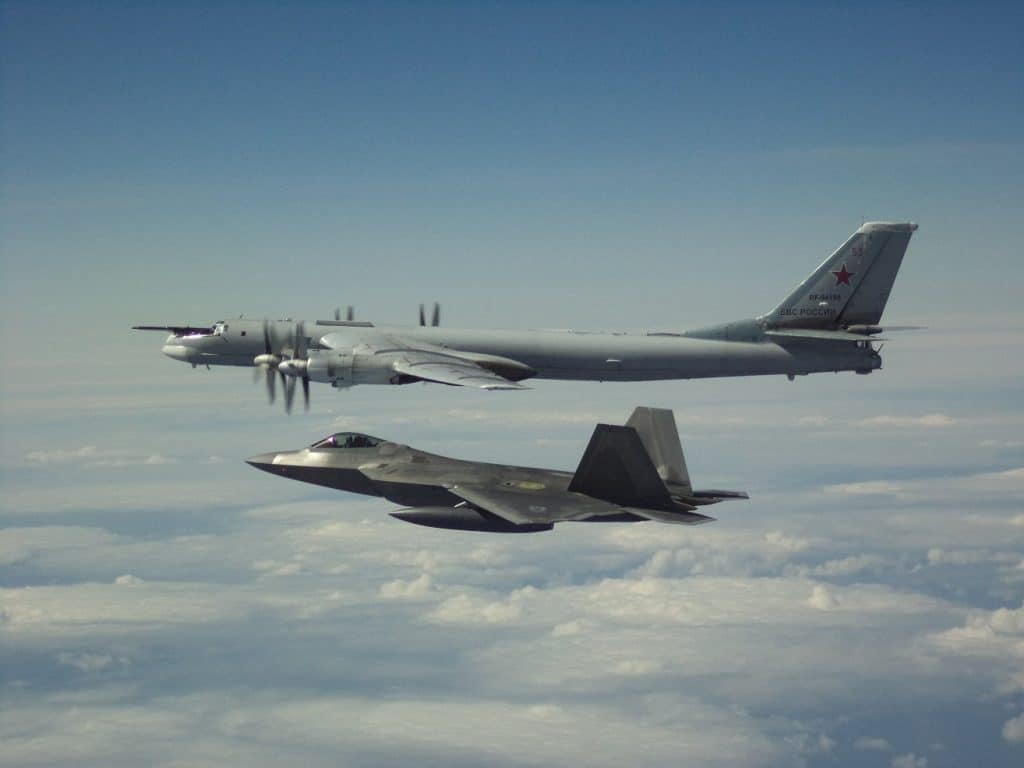 إعتراض قاذفات روسية قرب ساحل ألاسكا الأمريكي من طراز  F-22s ..صور