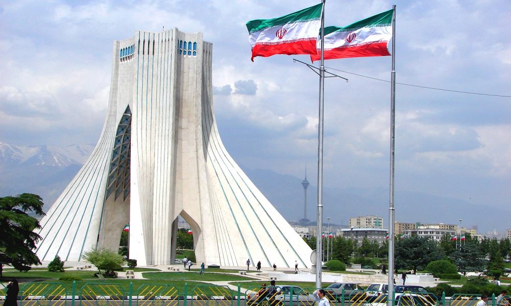 نشر صواريخ في طهران تحسبا لهجوم أمريكي مباغت في حفل الخميني