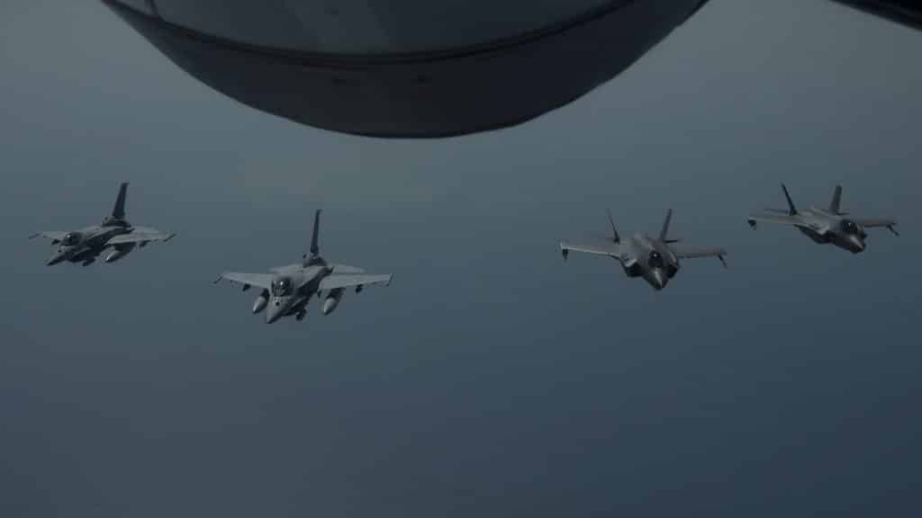 مقاتلات إماراتية تقوم بعمليات مشتركة مع طائرات أمريكية من طراز F-35