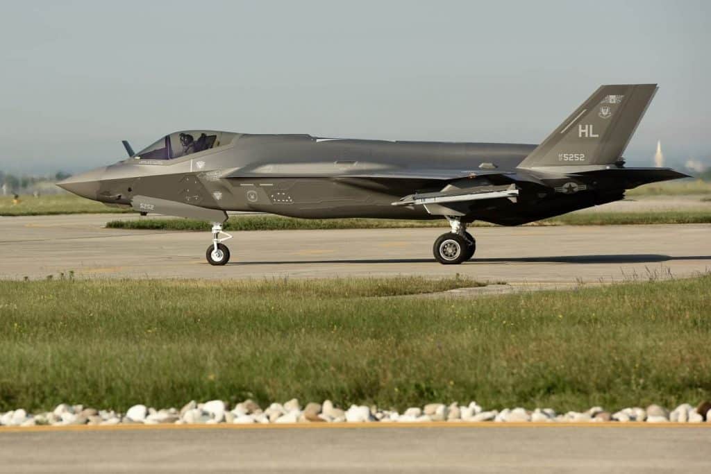 ترامب سيطلب من زعيم كوريا الجنوبية شراء المزيد من طائرات F-35