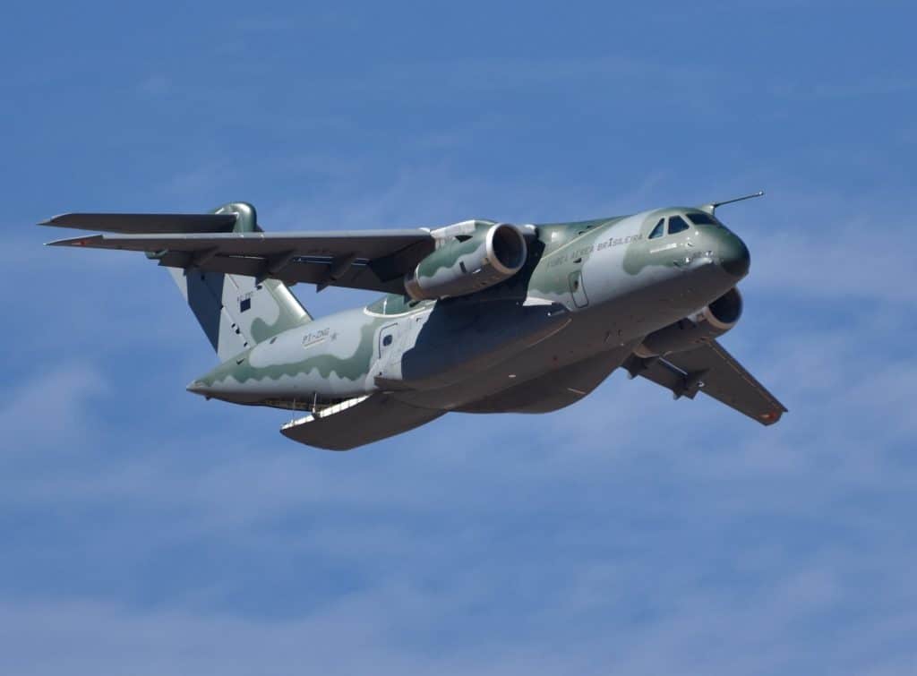 سلاح الجو البرازيلي يختبر طائرة جديدة في منشأة أمريكية