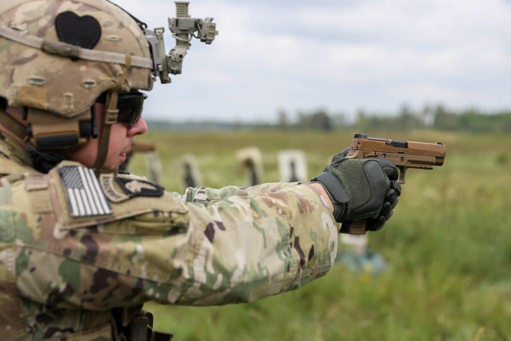 تدريبات أمريكية على أحدث مسدس أمريكي M17