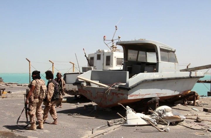ضباط الجيش السعودية يتسلمون مواقع أخلتها قوات إماراتية