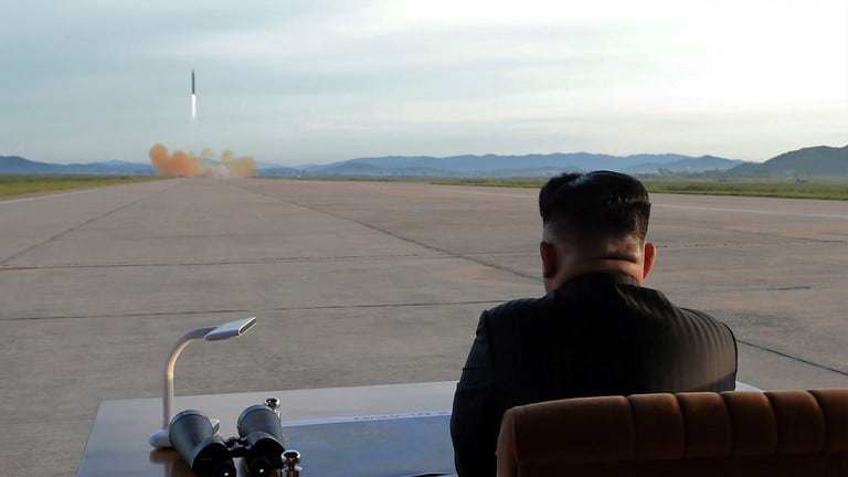 كوريا الشمالية تطلق صواريخ متطورة (فيديو)