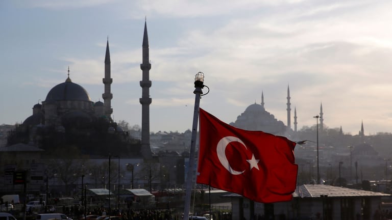 تركيا ترفض نقل نقاط المراقبة من إدلب وسوريا تقصف رتلا تركي