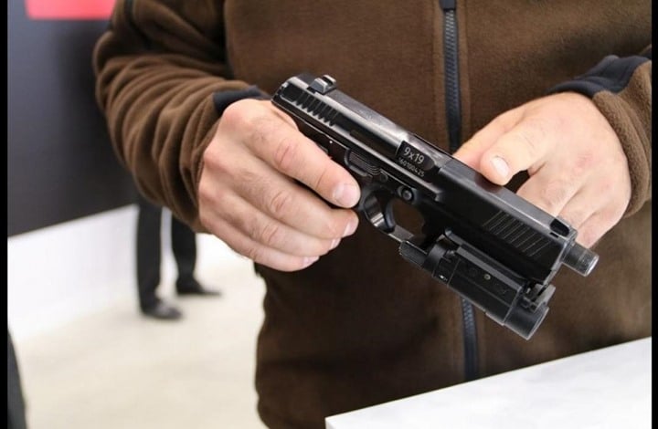 فيديو يظهرتفاصيل مسدس كلاشينكوف الجديد ليبيديف ( بي إل – 15)