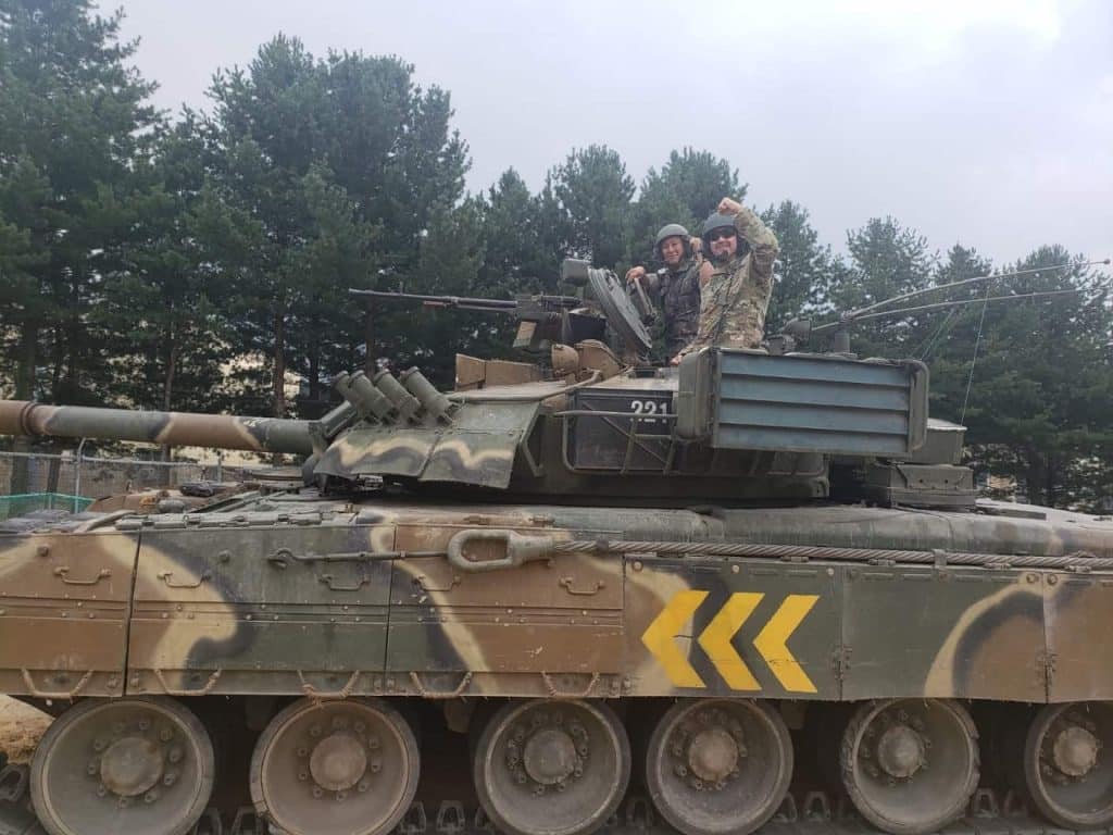 جنود الجيش الأمريكي  يختبرون دبابات T-80 الروسية..فيديو