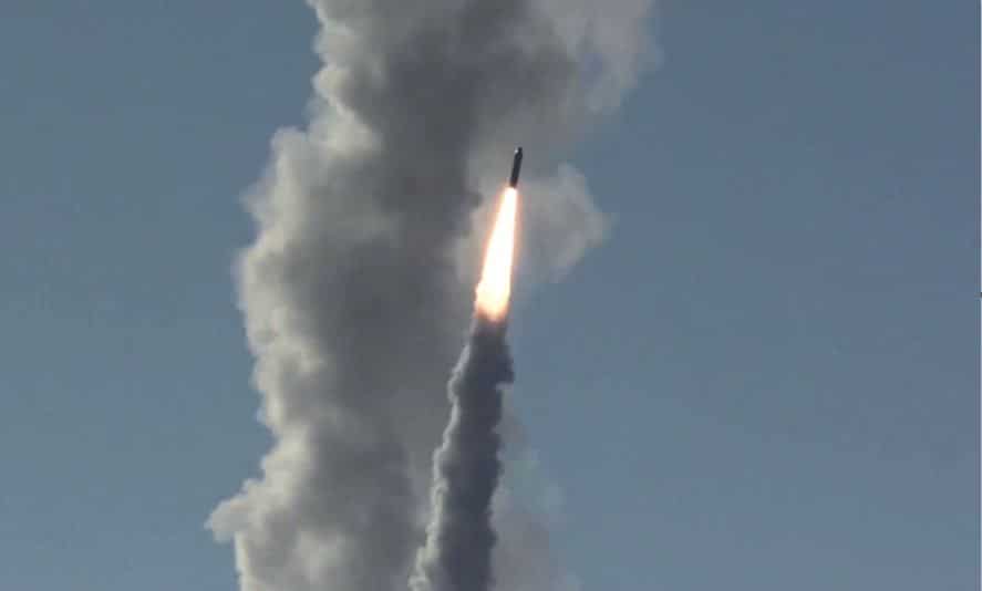 روسيا تطلق صاروخين بالستيين بحريين بنجاح…فيديو