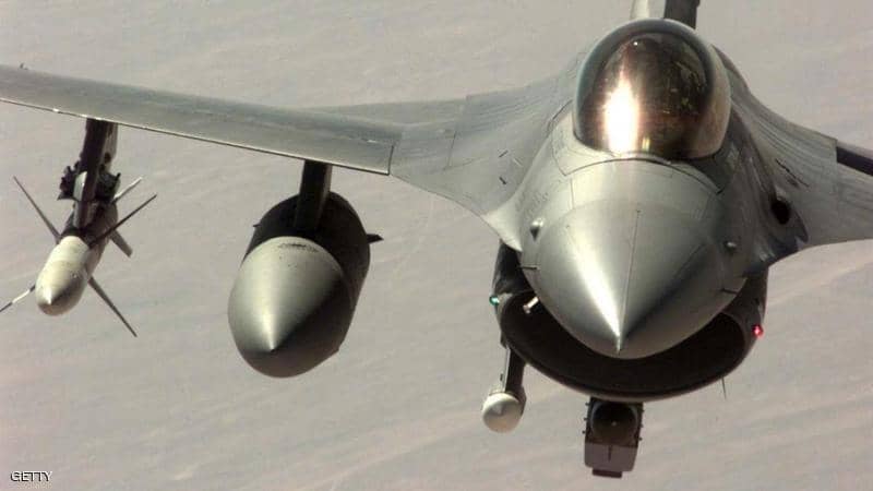 تحطم مقاتلة بلجيكية إف- 16 والطيار عالق بين أسلاك الكهرباء..فيديو