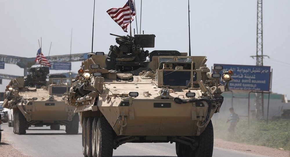 لحظة إلتقاء الجيش السوري والقوات الأمريكية المنسحبة على نفس الطريق..فيديو