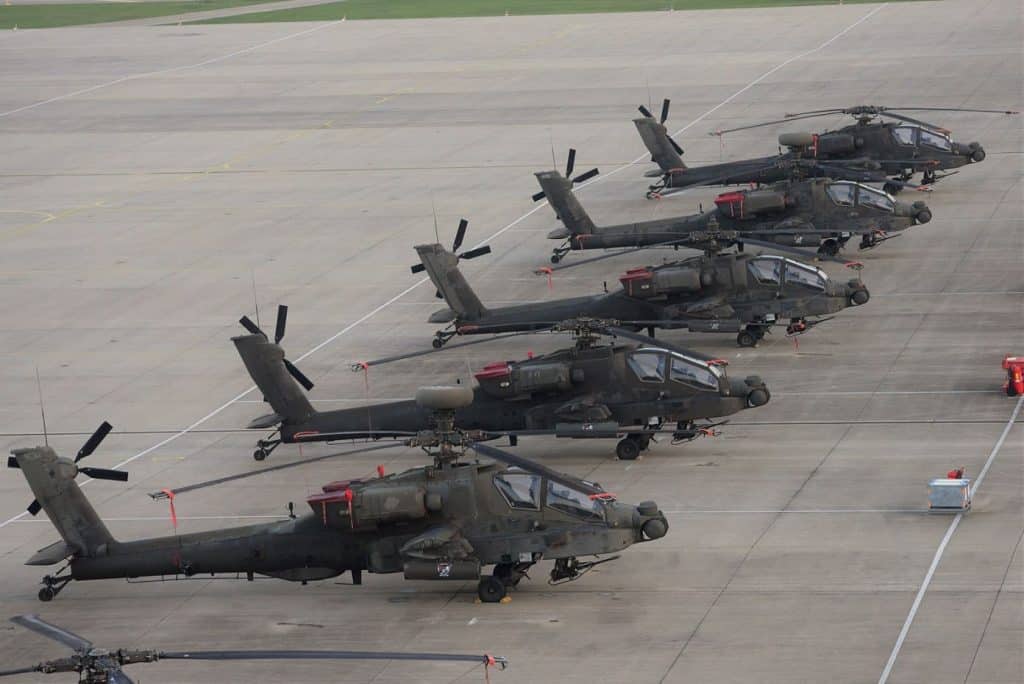 مروحيات AH-64  الهجومية الأمريكية تصل إلى ألمانيا..تعرف مميزاتها