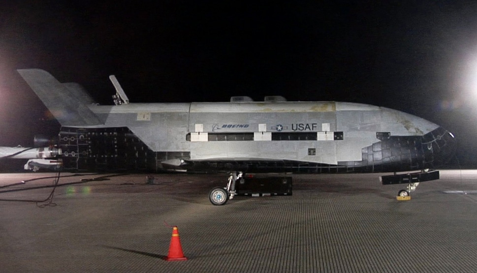 طائرة فضائية عسكرية سرية تصل فلوريدا بعد رحلة استمرت عامين