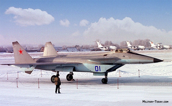 ماذا تعلم عن المقاتلة الروسية  Mikoyan MiG 1.42