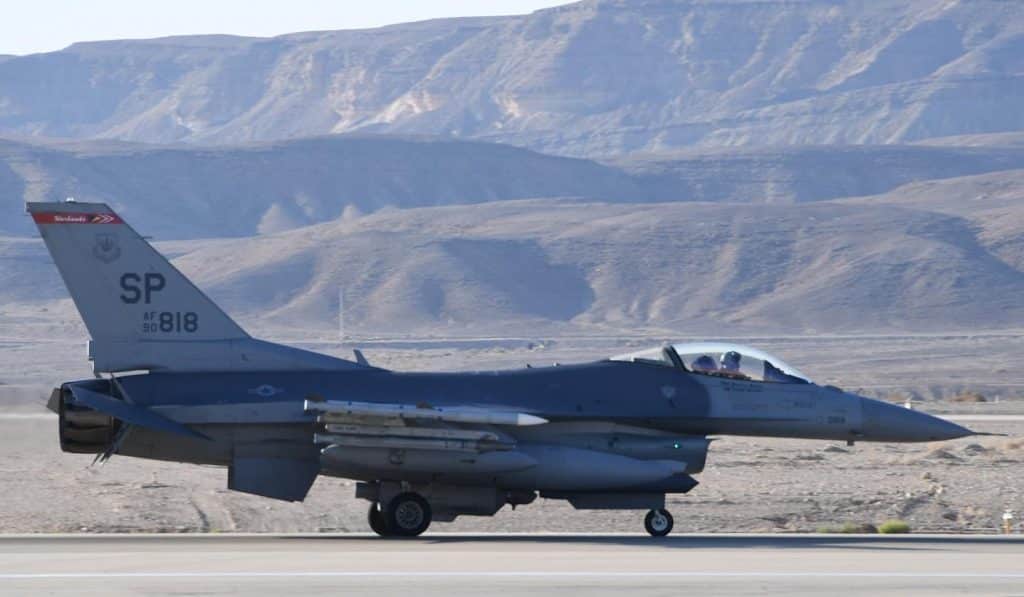 طائرة F-16 الأمريكية المقاتلة تصل إلى إسرائيل