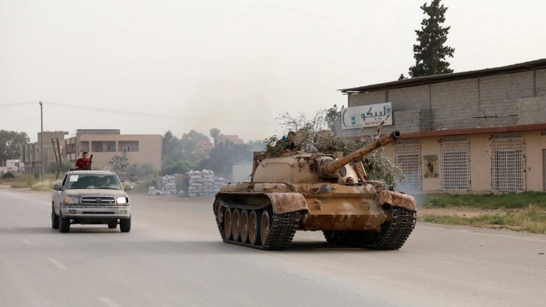 الجيش الليبي يوسع سيطرته جنوب طرابلس وحفتر يلتقي مسؤولون أمريكيين