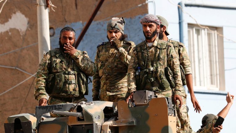تركيا تغري مسلحي سوريا برواتب عالية وتنقلهم إلى ليبيا