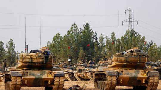 تركيا تحشد راجمات صواريخ على حدود سوريا ..والتصعيد مستمر..فيديو