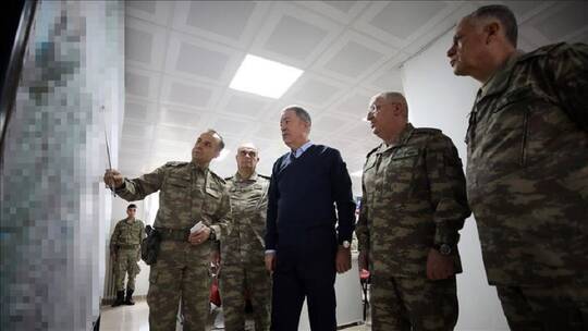 وزير الدفاع التركي يتولى قيادة العمليات شخصيا في ادلب