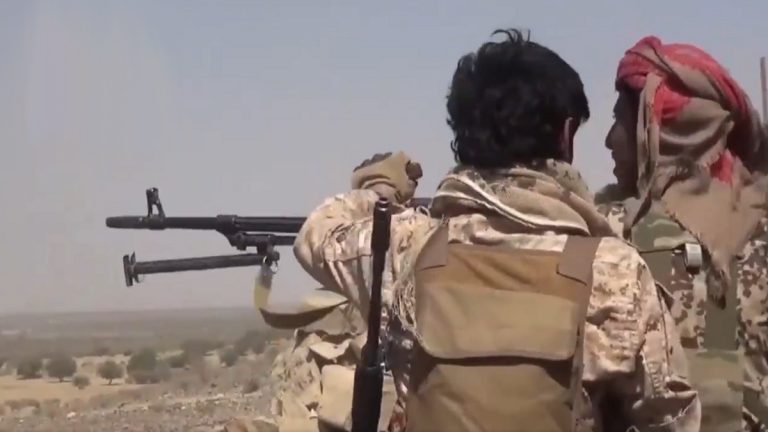 مدفعية القوات المشتركة تدمر مقرات عسكرية للحوثيين في تعز