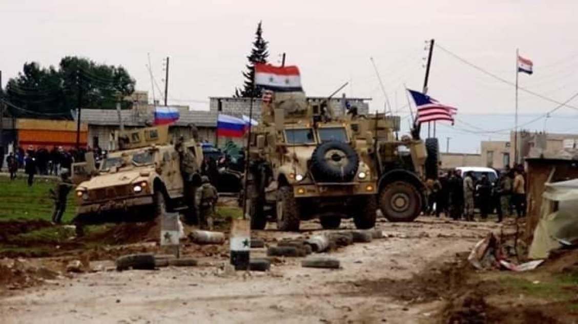 دورية أمريكية تستنجد بروسيا بعد محاصرة مواطنين سوريين لها..فيديو