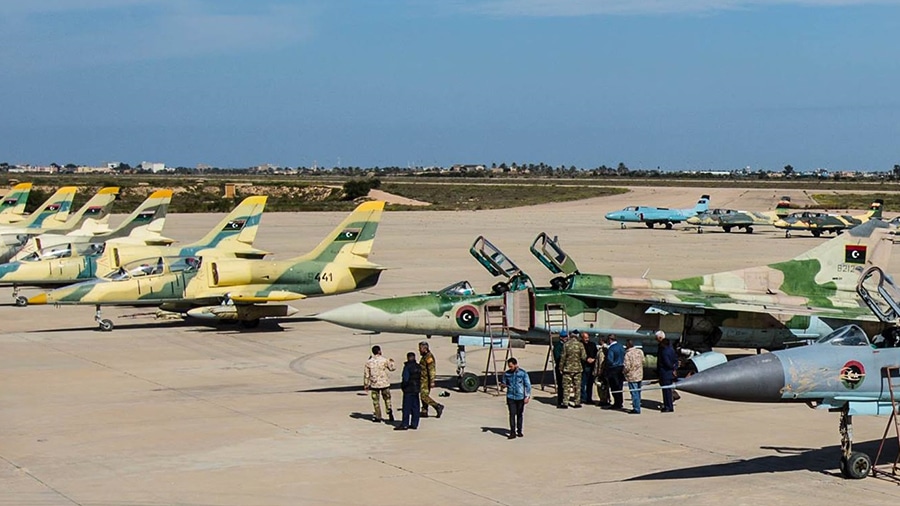 طائرات الجيش الليبي تغير على قواعد للميليشيات بدرنة