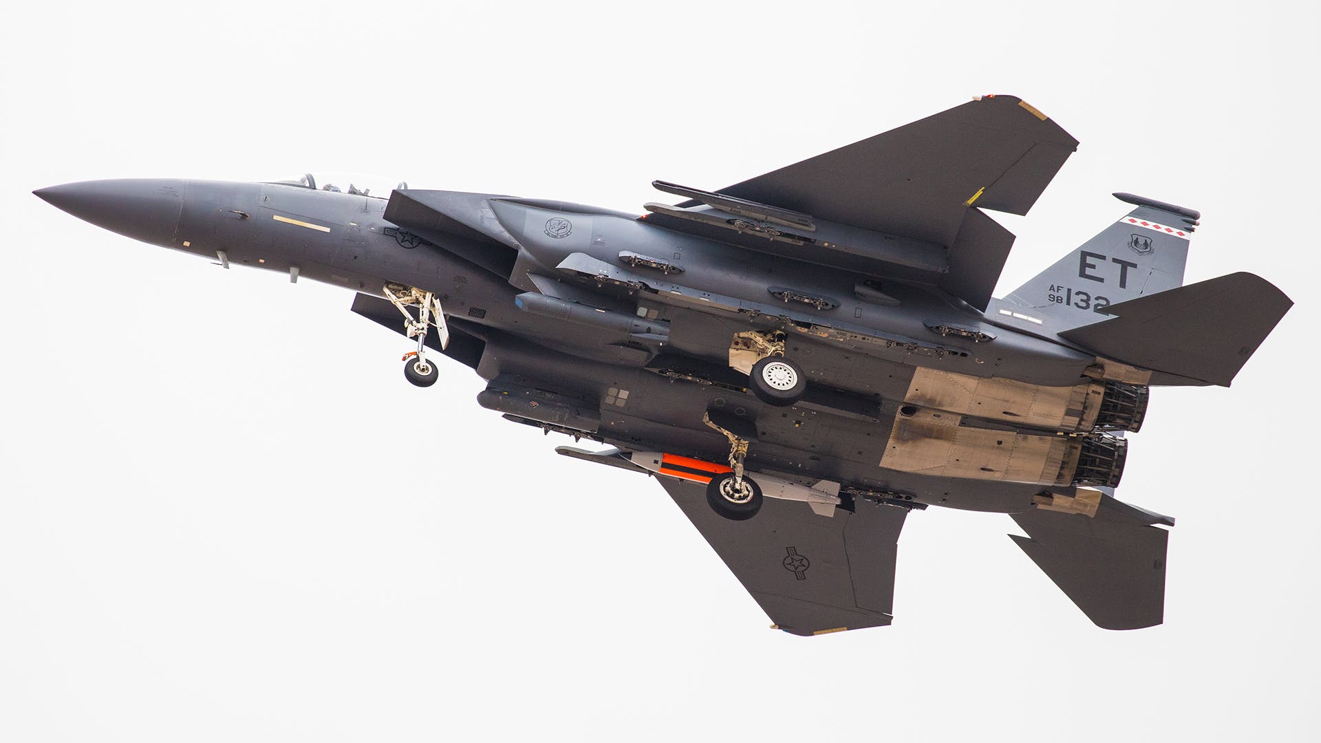 تحليق طائرة F-15E بقنبلة B61-12 نوويه خامله