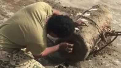 تفكيك رأس صاروخي حوله الحوثيون للغم بالحديدة..فيديو
