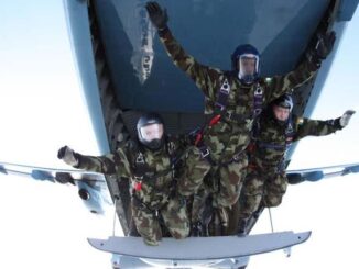 بأول مرة في العالم فريق مظلي روسي يقفز من ارتفاع 10 آلاف متر..فيديو