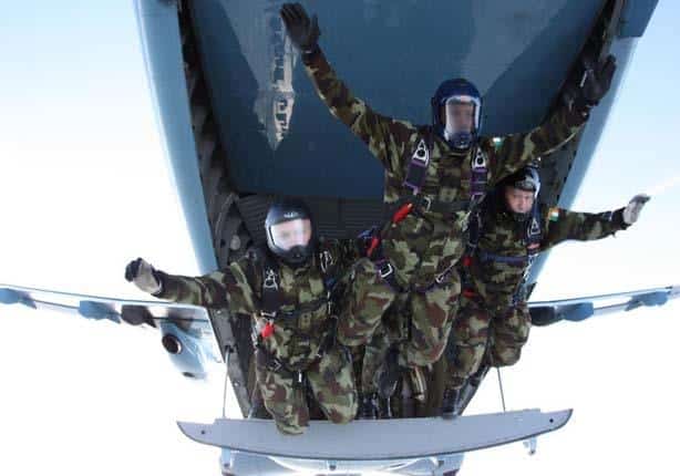 لأول مرة في العالم فريق مظلي روسي يقفز من ارتفاع 10 آلاف متر..فيديو