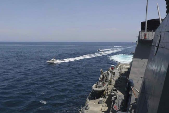توجيه الصواريخ الإيرانية نحو السفن الأمريكية ..فيديو