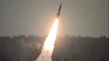صاروخ توشكا الروسي فتاك بقوة رهيبة رغم قِدم تصنيعة