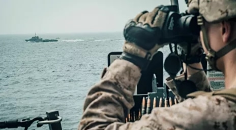 سفن حربية إيرانية تتسبب بمضايقات خطيرة للبحرية الأمريكية في الخليج..فيديو