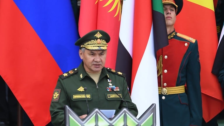 وزير الدفاع الروسي يتفقد مجموعة القوات في منطقة العملية العسكرية الخاصة
